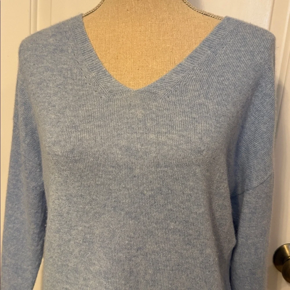 J. McLAUGHLIN SWEATER V-NECK & BACK LIGHT BLUE CASHMERE LONG SLEEVE SIZE S